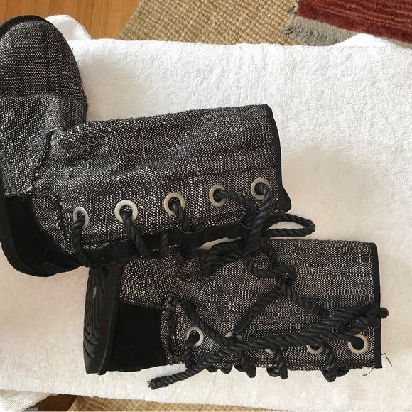 UGG Black Harbour back lace up mid calf size 6 all season boot. - Picture 7 of 16